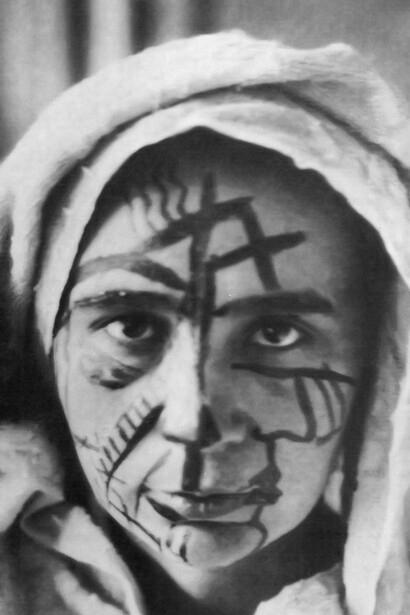 Natalia Goncharova, con il trucco di base per un’artista del teatro futurista, pubblicata in Teatr v karrikaturakh, 21 settembre 1913. Mosca, Galleria Statale Tretyakov, Dipartimento dei manoscritti 