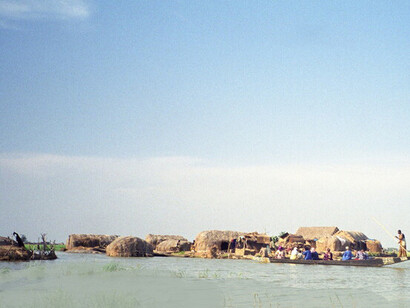 El pueblo se construyó en una isla baja que se inundó y los refugiados tuvieron que ser evacuados. Campamento de refugiados tuareg, 2005, camino a Kakalodaga. Mopti, Malí