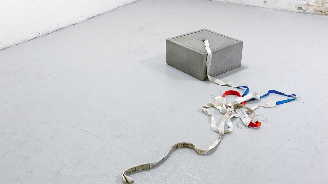Giovanni Termini, Idea di coesione, 2013, cemento e fasce ricucite, cm 25x50x50. Courtesy of MAC