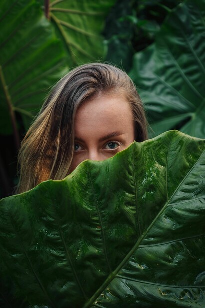 Entre luz e sombra, a figura humana surge protegida pela natureza. O texto lembra que crescimento espiritual não é fuga de si, mas coragem de se conhecer
