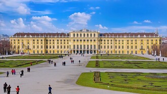 Schönbrunn Palace, dettaglio della parte anteriore della facciata, Vienna, Austria 
