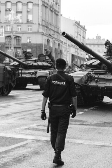 A música foi usada tanto pelos nazistas quanto pelos aliados como ferramenta política, refletindo a importância da cultura na guerra