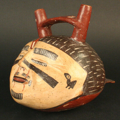 Botella asa puente antropomorfa: Cabeza trofeo

Materiales: Cerámica

Intermedio Temprano

Medidas: 130 mm de alto 400 - 700 d.C.