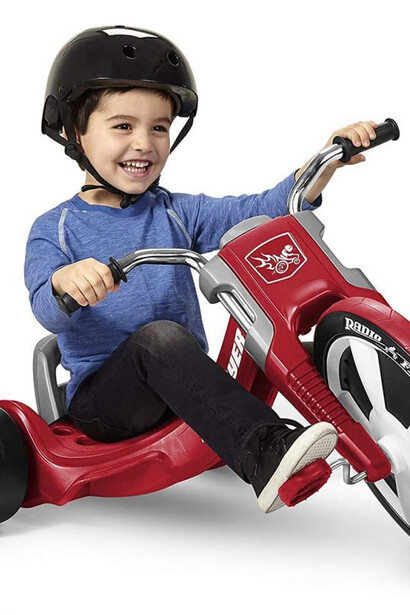 Niño disfrutando su triciclo