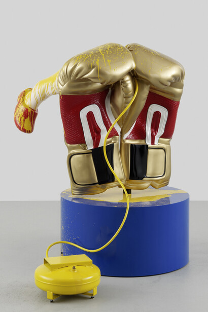 Richard Jackson, Boxing Gloves, 2013, Fiberglass, wood, paint, compressor, 158 x 110 x 128 cm / 62 1/4 x 43 1/4 x 50 3/8 inches, Piece unique, ourtesy of the artist, Hauser & Wirth and Galerie G-P & N Vallois, Paris