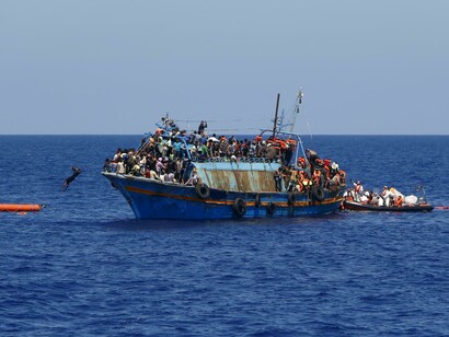 Una embarcación cargada de migrantes atravesando el Mediterráneo