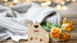 Il calore di casa: luci, fiori e un cuore di legno si uniscono per creare un'immagine che avvolge e rasserena