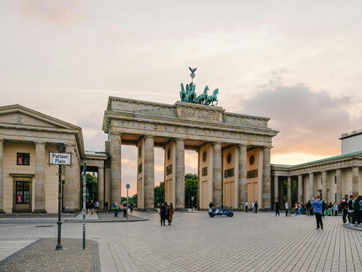 La Puerta de Brandeburgo es un monumento neoclásico del siglo XVIII situado en Berlín, construido por orden del rey de Prusia, Federico Guillermo II