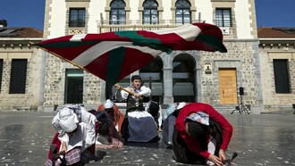 Dança tradicional basca realizada na praça em frente à prefeitura de Amurrio, no País Basco. Às vezes parece difícil. Às vezes sinto que o tempo corre contra mim. Mas sigo com fé, com gratidão, com o sentimento de que há vozes que nunca nos deixam desistir. E agora, ao escrever estas linhas, sei que não foi acaso que me aproximou de Sabrina, Carlos, Jesús, Robert, Tomas, Xabi, Iñaki, Scott e tantos outros
