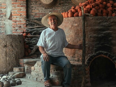 Tudo isso porque depois de um tempo focando meu trabalho em consultorias para negócios gastronômicos, fui convidada a dar aulas de cerâmica — e, nesse retorno à educação, percebi que o reencontro foi mais do que profissional. Foi também um reencontro comigo mesma