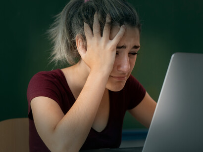 Ciberbullying. Compreende a anulação progressiva das opiniões ou atitudes que não são aceites pela sociedade