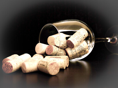 Oenologie. la pratique consiste à entraîner ses papilles et son odorat à reconnaître les parfums, les senteurs, les goûts et y associer des crus, des cépages, des terroirs, des origines des années