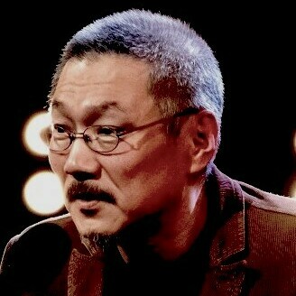 El director surcoreano Hong Sangsoo recibe el Oso de Plata a la mejor dirección por el filme «The Woman Who Ran». Foto: Erik Weiss / Berlinale 2020