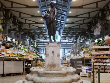 Fontana della portatrice di frutta nel Mercato coperto di Modena, foto di Fabrizio Zucchi