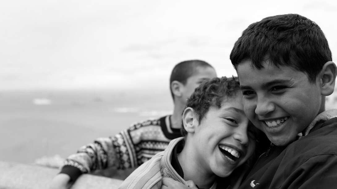 Niños inmigrantes sonriendo