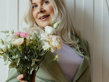 "Eu sei que te magoei muitas vezes, meu amor. Sei que fiz você sofrer e que não mereço você. Mas não tenho notícias suas há tanto tempo; você não atendeu minhas ligações, e me pergunto se bloqueou meu número. Se o fez, eu a deixarei em paz. Mas se achar que ainda podemos ter mais uma chance no amor antes de estarmos velhos demais até para beijar, podemos nos encontrar, nem que seja por uma noite"