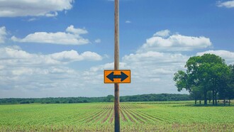 Placa indica caminhos opostos. Já ouviu aquele ditado “é tarde demais para mudar”? Pois é, vamos jogá-lo no lixo agora mesmo. Porque, sim, é possível e pode ser incrível reinventar-se profissionalmente depois dos 40