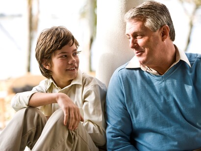 Un padre dialoga con su hijo