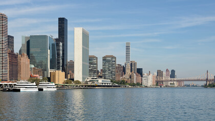 Orilla del East River, estrecho de agua del Océano Atlántico, con la Sede de las Naciones Unidas, Nueva York. EE. UU.
