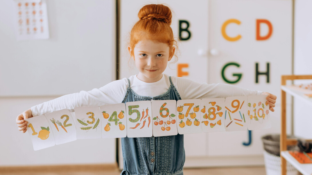 A alfabetização visual amplia nossa compreensão do mundo por meio de imagens, gráficos e formas, tornando-se uma habilidade essencial na educação contemporânea