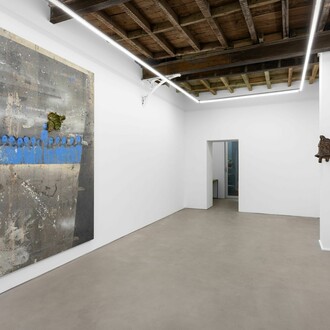 Enzo Cucchi. Gli esperti, exhibition view. Courtesy of Galeria Madragoa