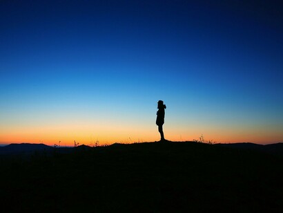 The horizon offers no answers, only the possibility of fleeting clarity