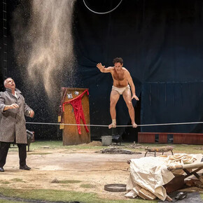Le funambule. Avec l'aimable autorisation du Les Célestins, Théâtre de Lyon