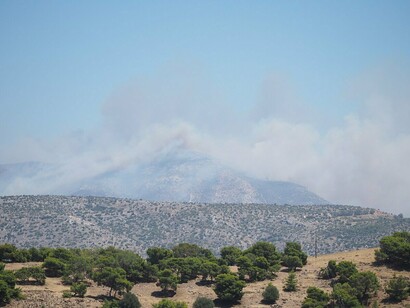 The fire seen on this mountain symbolizes the ongoing challenge of combating fast-spreading blazes, a task often hampered by a highly centralized command structure