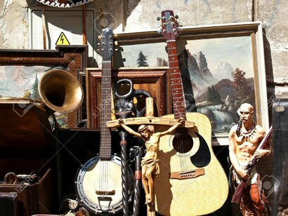 Londres. Instrumentos musicales en un puesto de Portobello Road