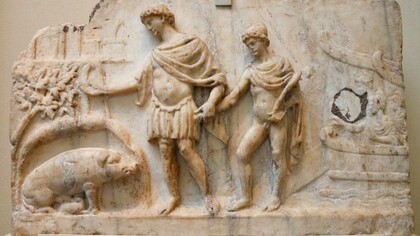 Bassorilievo romano raffigurante l'arrivo di Enea e dei suoi compagni troiani in Italia, realizzato nel 140-150 circa. Enea sbarca sulle coste del Lazio con i suoi compagni. Dietro di lui c'è il figlio Ascanio. A sinistra c'è la scrofa che gli dice di fondare la sua città a Roma. British Museum, Londra, UK