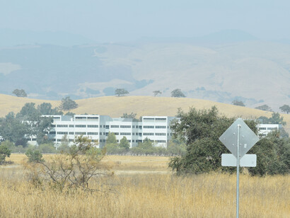 Desde sus primeras versiones en la revolución industrial hasta el así llamado tecnofeudalismo de las grandes corporaciones de Silicon Valley, la vida humana sólo puede satisfacerse en el mercado. IBM, laboratorio, 2017, Silicon Valley, California, EE.UU.