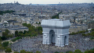 Christo and Jeanne-Claude, L’Arc de Triomphe, Wrapped, Paris, 1961-2021, Photo: Wolfgang Volz © 2021 Christo and Jeanne-Claude Foundation




