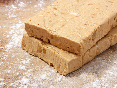 Turrón de Jijona, dulce de almendras tostadas mezcladas con clara de huevo y miel
