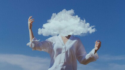 Divagar mentalmente é uma prática inerente ao ser humano, visto que somos invadidos por pensamentos e indagações o tempo todo. As únicas formas de dificultarmos esse processo são por meio da meditação ou quando estamos muito focados em algum trabalho ou atividade. Fora isto estamos na maior parte do tempo divagando, caminhando sem rumo pelas estradas da mente. Alguns significados até referem-se à divagação como uma forma de pensamento não relacionado com a tarefa. Justamente porque divagar nos tira do foco do que estamos fazendo, e nos direciona para um mundo de fantasias e possibilidades