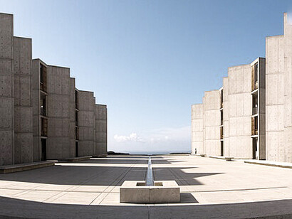 Salk Institute, La Jolla, California, USA. I suoi edifici non sono strutture statiche, ma entità vive che respirano con lo spirito dell'ambiente circostante