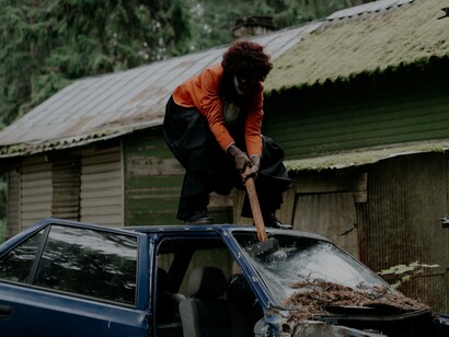 Carro é destruído