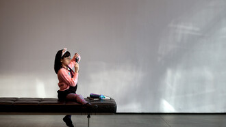 Criança tira foto em museu