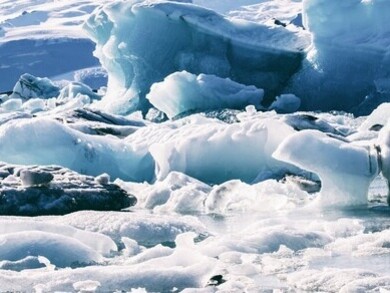 Al centro della storia c'è la competizione tra Stati Uniti e Russia per il controllo dell'Artico, una regione strategicamente ed economicamente cruciale per le sue risorse nascoste e per la possibilità di aprire nuove rotte di navigazione tra l'Atlantico e il Pacifico