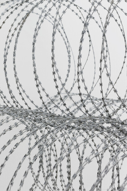 View of the exhibition Gianni Motti “Draft” Galerie Perrotin Paris from October 22 to December 19, 2015. “Draft”, 2015, razor barbed wire, Photo: Claire Dorn, Courtesy Galerie Perrotin