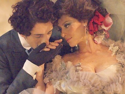 Capitu e Bentinho em cena da minissérie