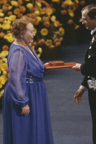 Gertrude B. Elion recibe el Premio Nobel de Medicina de manos de Carlos XVI Gustavo, rey de Suecia, en 1988