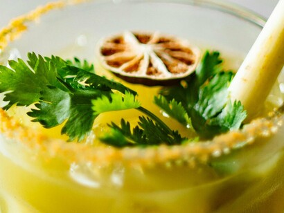 Bebida temperada com coentro. O óleo essencial e a oleorresina, produtos obtidos a partir de processos físicos específicos como destilação, compressão ou extração, são usados principalmente em temperos para salsichas e outros produtos à base de carne. Encontram aplicação em produtos de panificação, condimentos, gomas, misturas de caris, bebidas alcoólicas e não-alcoólicas. O óleo essencial é usado preferencialmente na aromatização de licores, cacau e chocolate