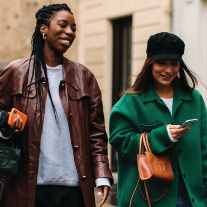 Jóvenes en ropa de otoño