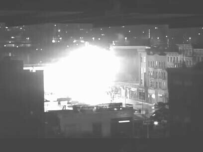 Gotham actúa como un espejo distorsionado de sus habitantes, una ciudad que no solo demanda sacrificios, sino que también destruye cualquier atisbo de humanidad en el proceso