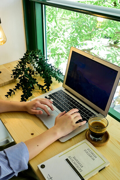 Las inteligencias artificiales no son entes aislados, sino extensiones de la conciencia humana insertas en estructuras materiales