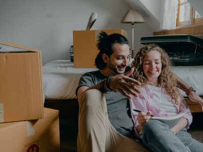 Casal se diverte com a mudança