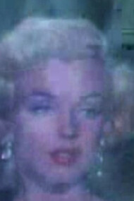 Marilyn Monroe vista a través del agua en el tráiler de la película de 1953, *Niágara*, dirigida por Henry Hathaway, Cataratas del Niágara, EE.UU.