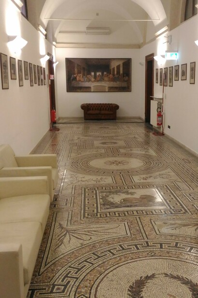 Pavimento in mosaico del terzo piano (Foto Roberto Luciani)