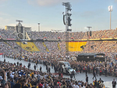 Solo cuando el hombre vuelve la mirada hacia el Amor que lo ha creado, descubre quién es realmente. El Papa León XIV el día 9 de julio de 2026 en "l'Estadi Olímpic Lluís Companys" en la montaña de Montjuïc, Barcelona