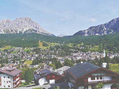 Cortina d'Ampezzo, Veneto, Italia. La località è un crocevia di arte e cultura, dove i visitatori possono scoprire la ricca storia e le tradizioni della regione, famosa per la sua architettura alpina tradizionale, con chalet in legno e chiese secolari che si inseriscono perfettamente nel paesaggio circostante